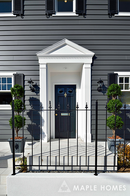 シンプソン社製の重厚感あふれる木製ドアが使われているブルックリンスタイルの家